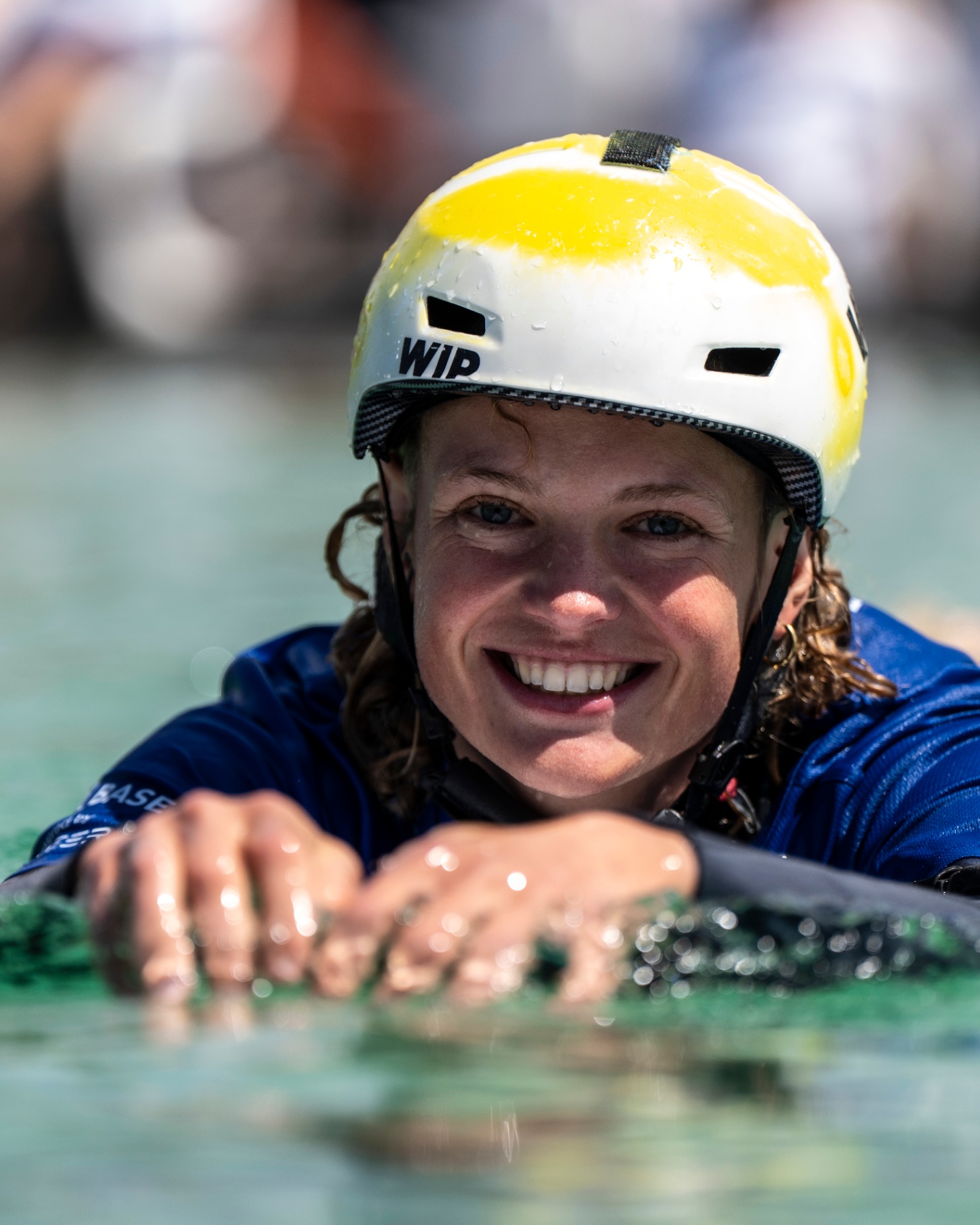 Rider-Portrait mit gelbem Helm im Wasser, Munich Water Days