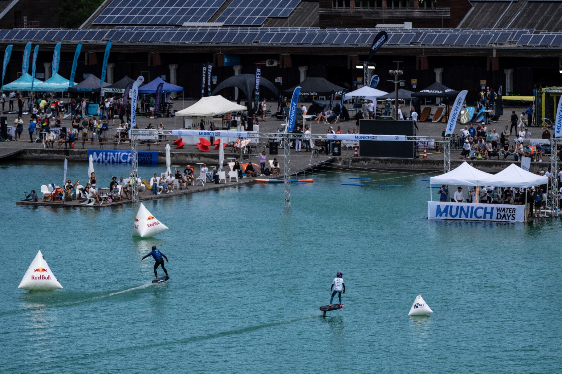 Event-Village der MUNICH WATER DAYS mit Ausstellerzelten und Foil-Race im Vordergrund