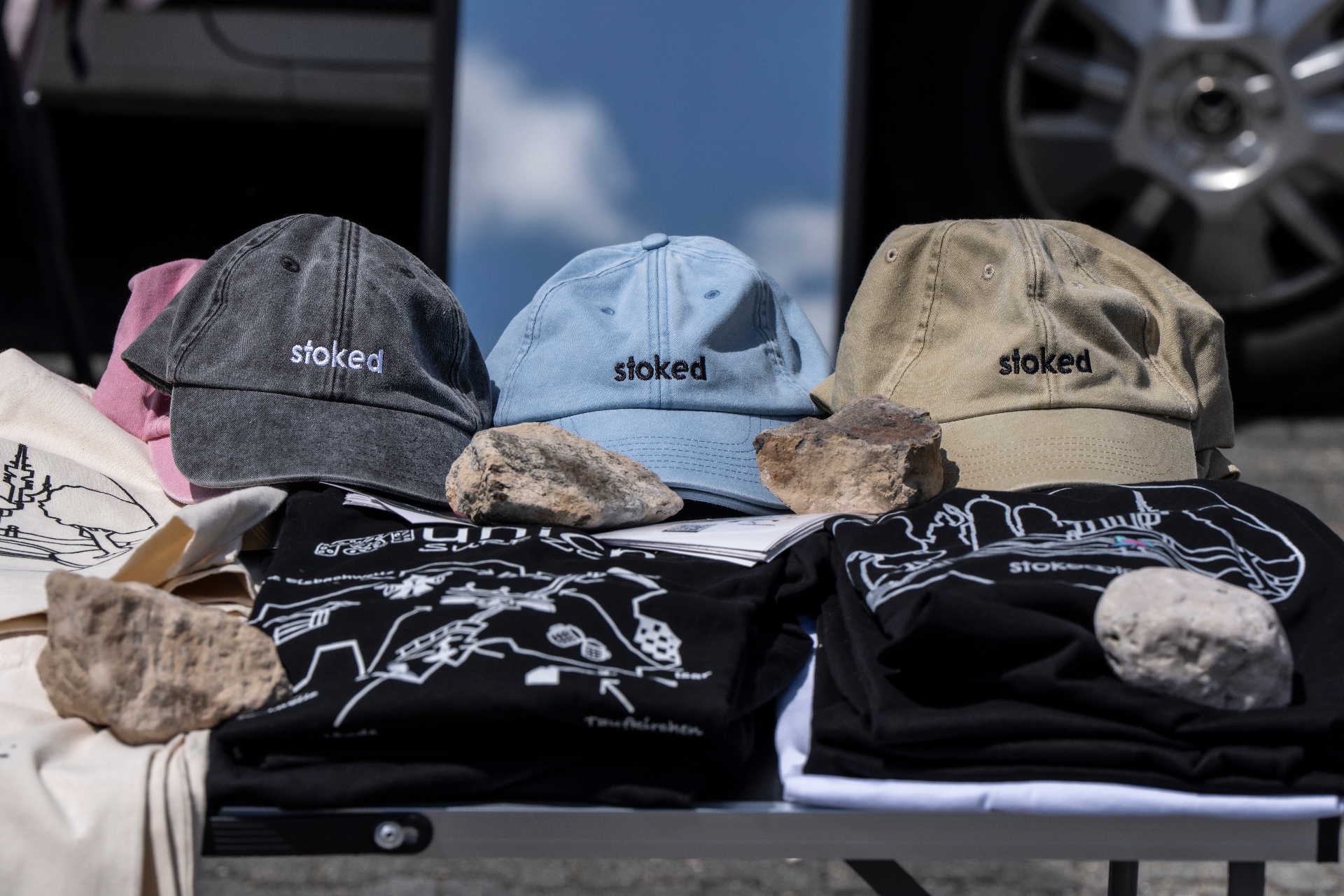 Stoked-Caps und Munich-Surfer-Shirts auf dem Community-Areal