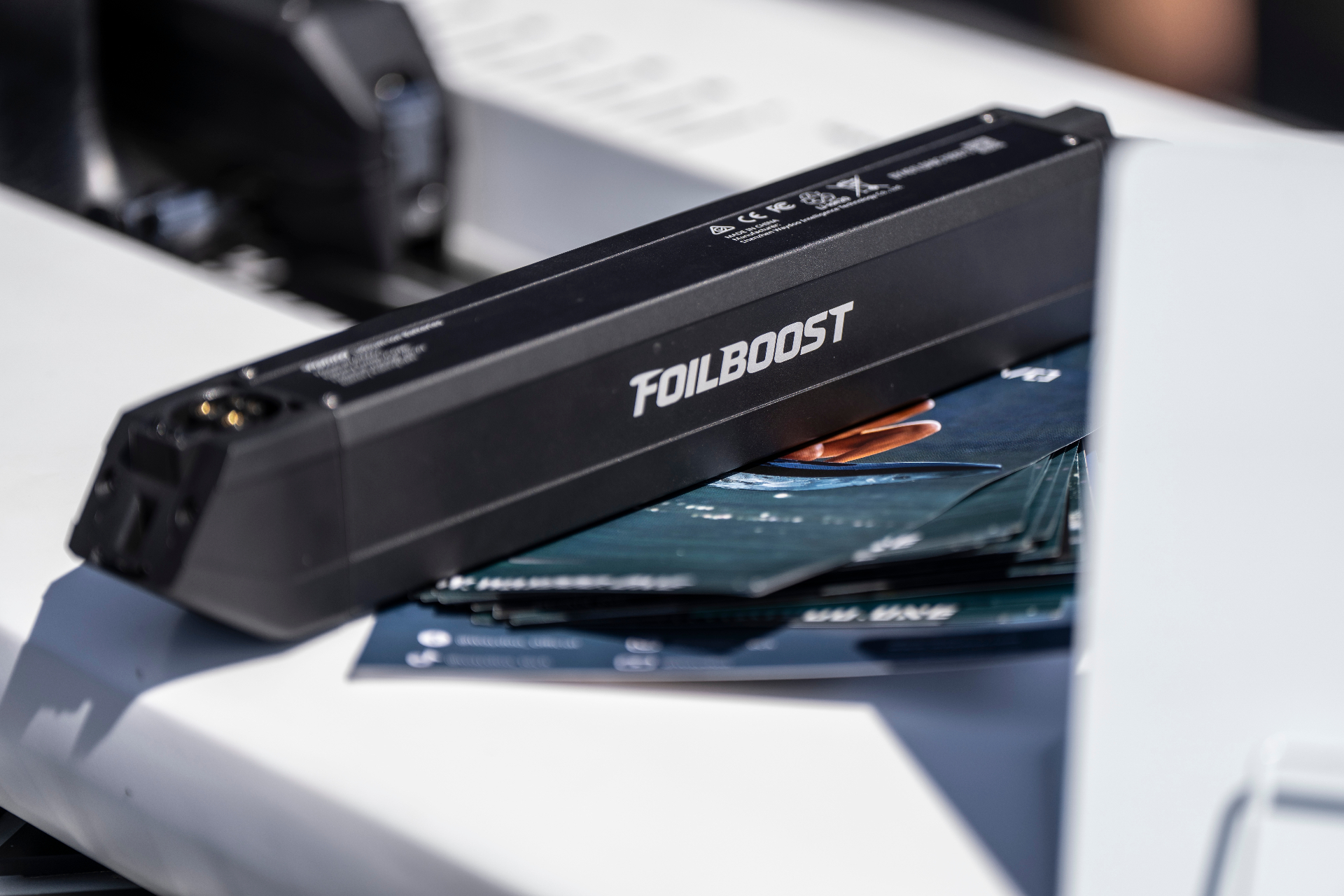 Foilboost Batterie auf einem Präsentationstisch