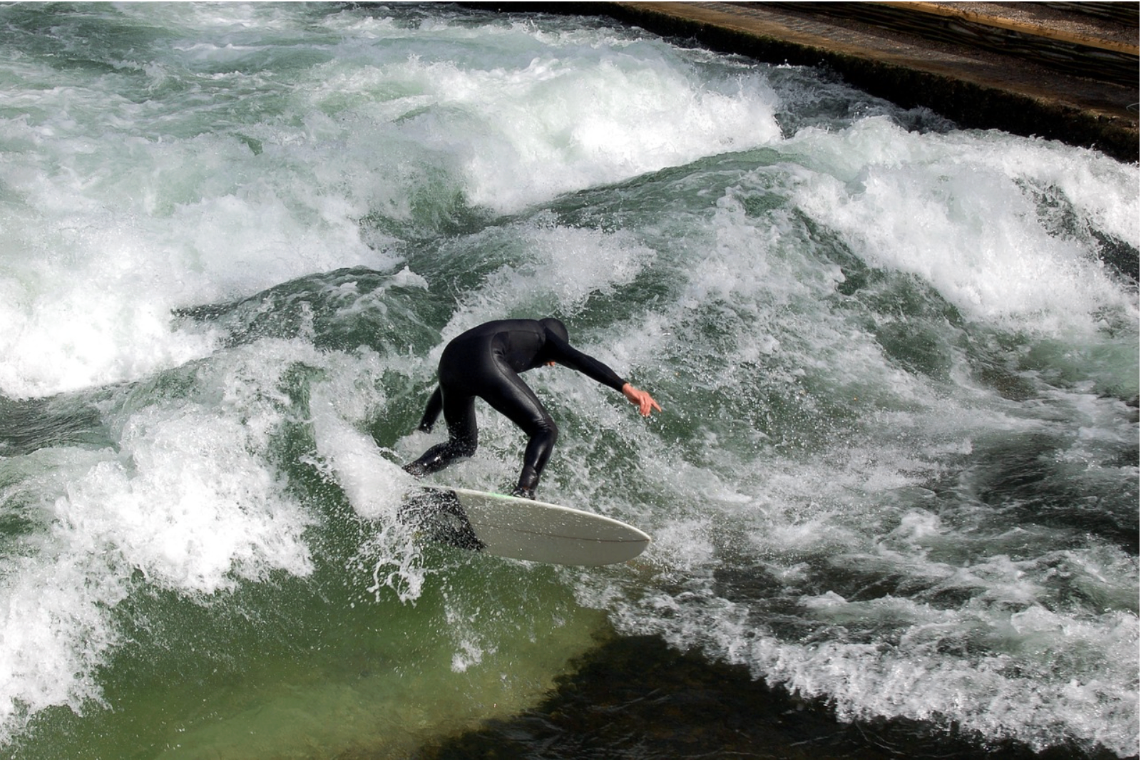 Surfer auf der Eisbachwelle in München