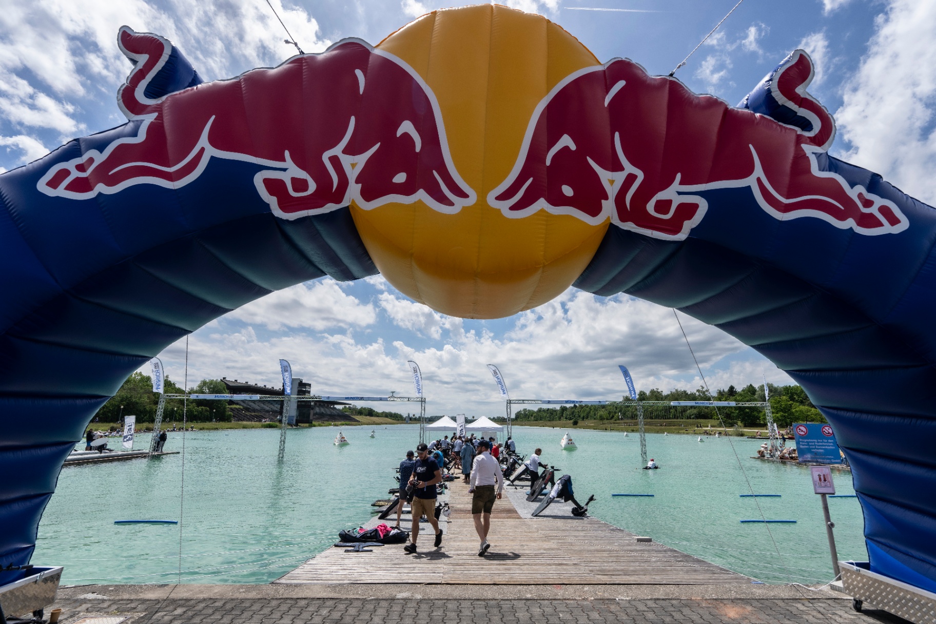 Red-Bull-Startbogen über der Olympia-Regattastrecke, Panorama