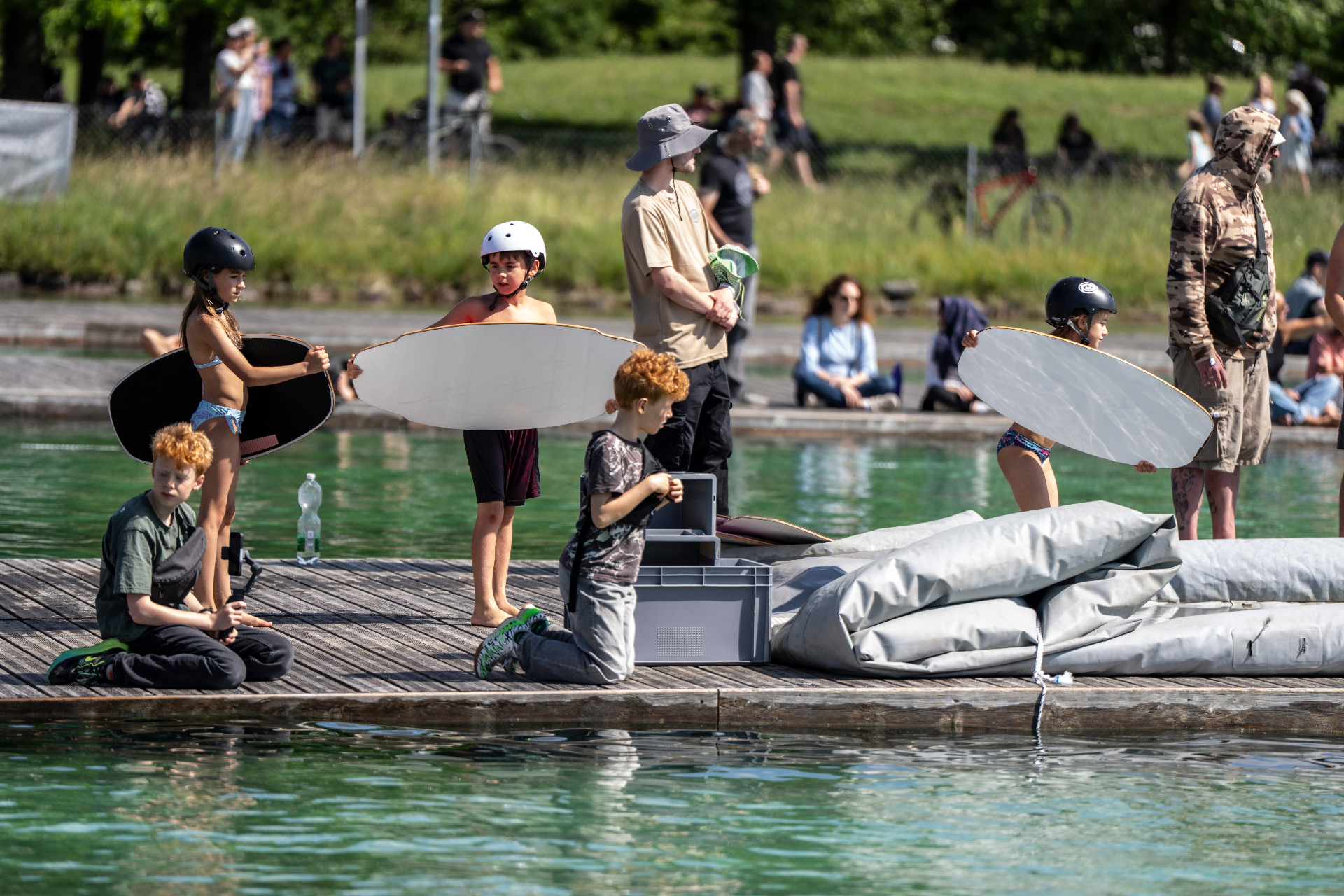 Kinder mit Skimboards am Poolrand bei den Munich Water Days