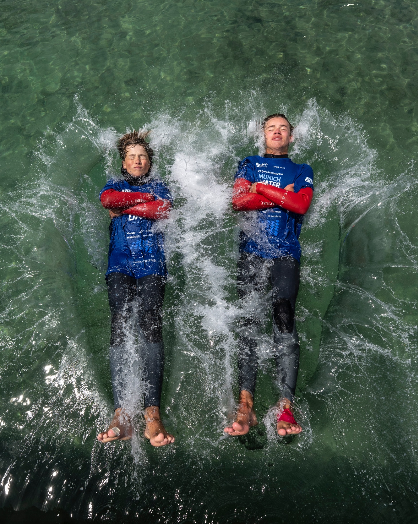 Zwei Finalisten liegen im Wasser, gekreuzte Arme, Splash von oben