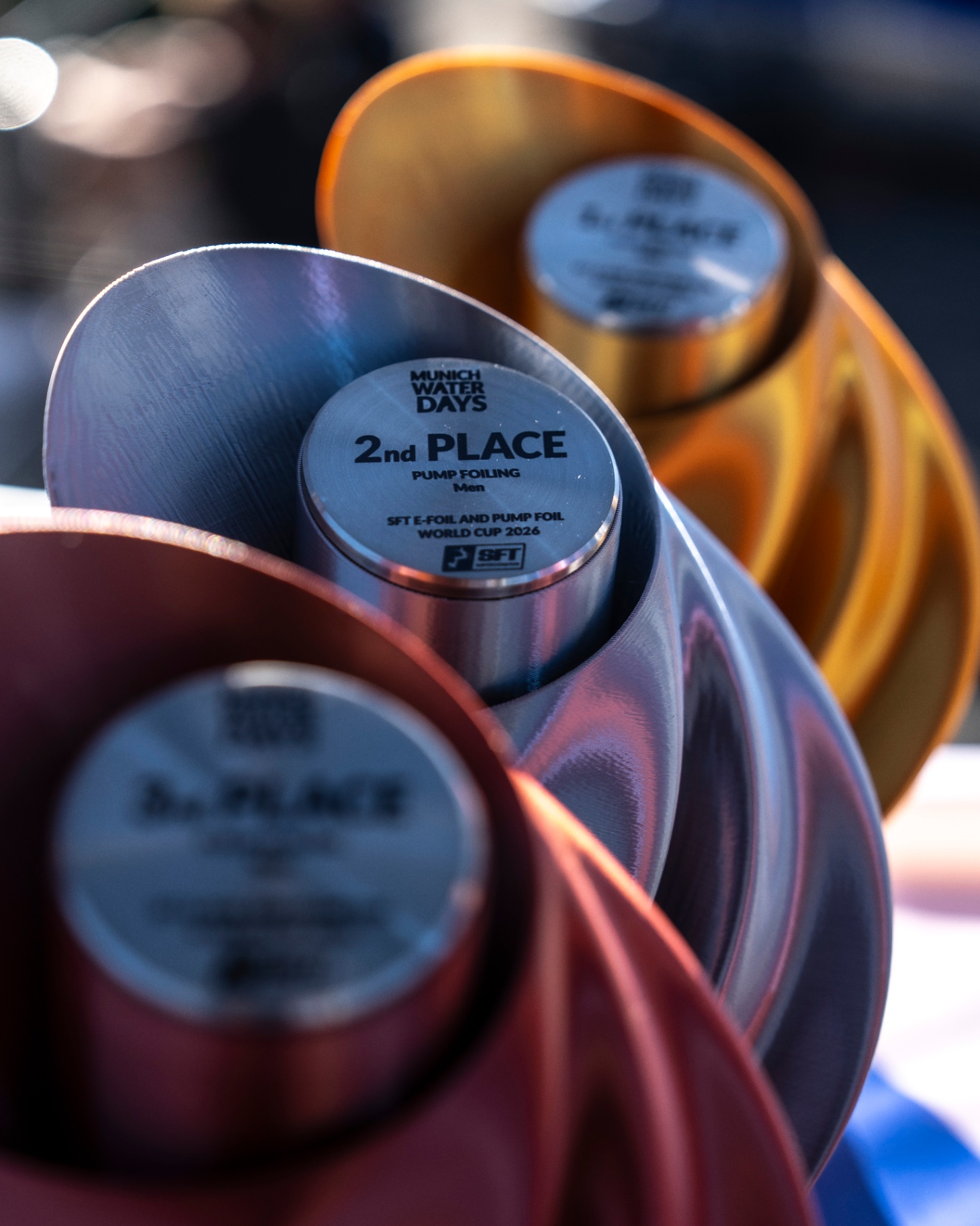 Pokale des SFT E-Foil und Pump Foil World Cup 2026 in Nahaufnahme